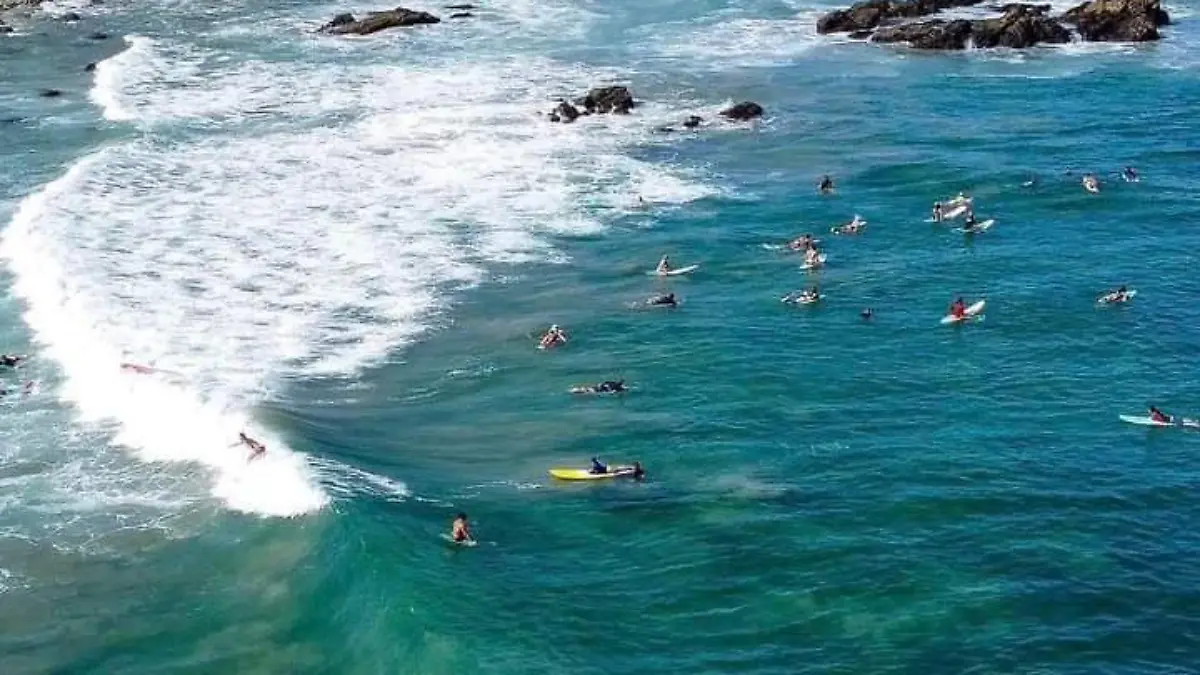 surfistas en la playa 